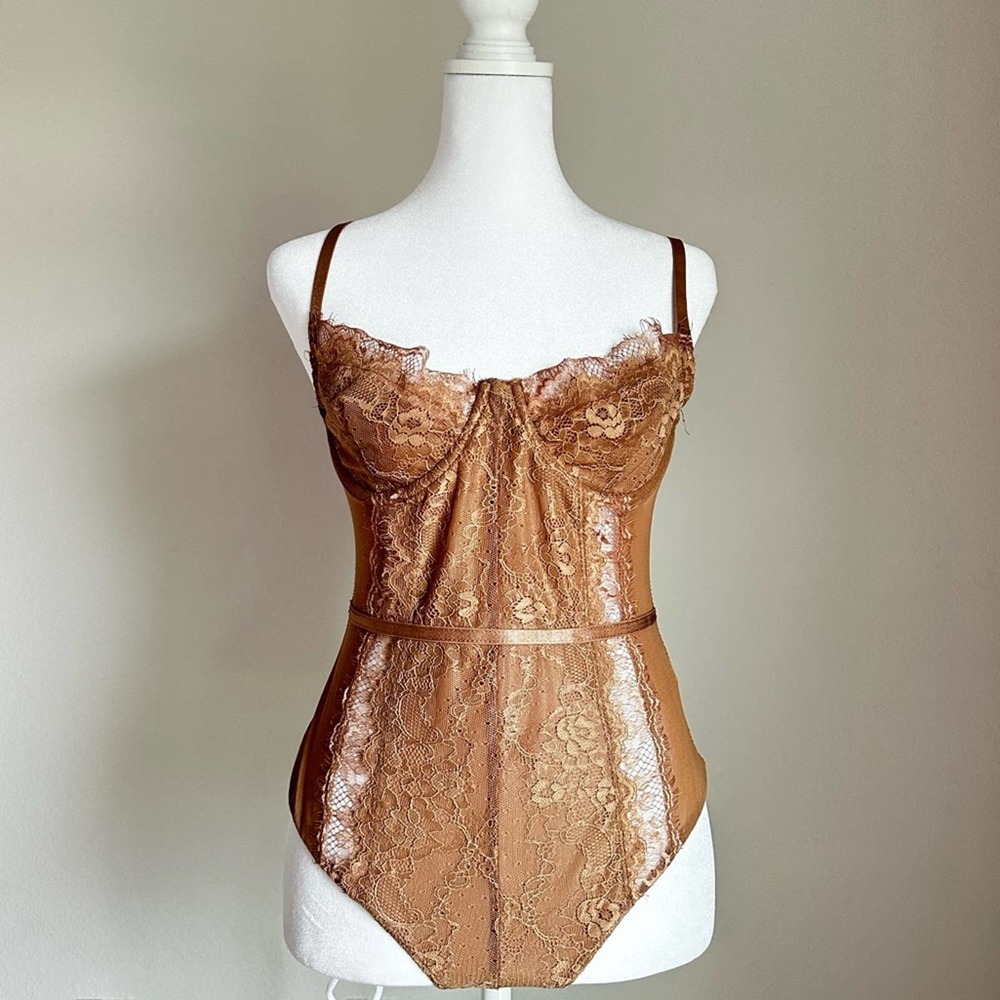 Stunning lace body suit with adjustable straps. Brand Iris

S: fits true to size